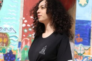 Junge Frau mit schwarzem Mannheim-Shirt von Blauherz